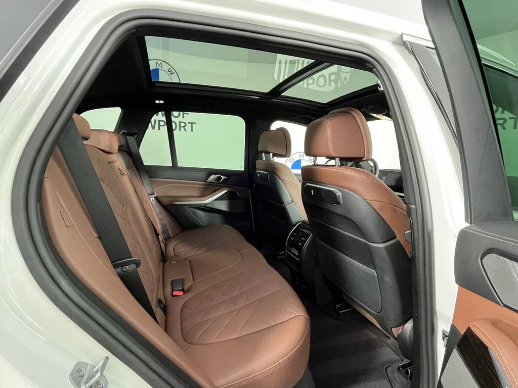 Used 2025 White BMW xDrive40i image 21