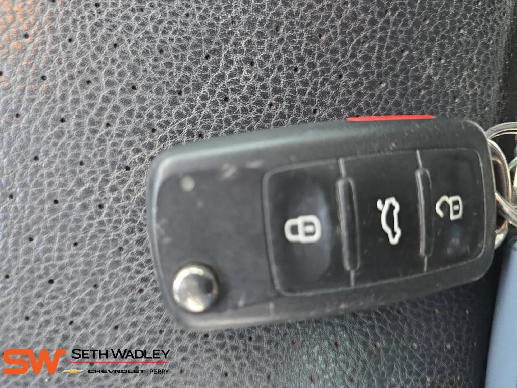 Used 2016 White Volkswagen SE image 35