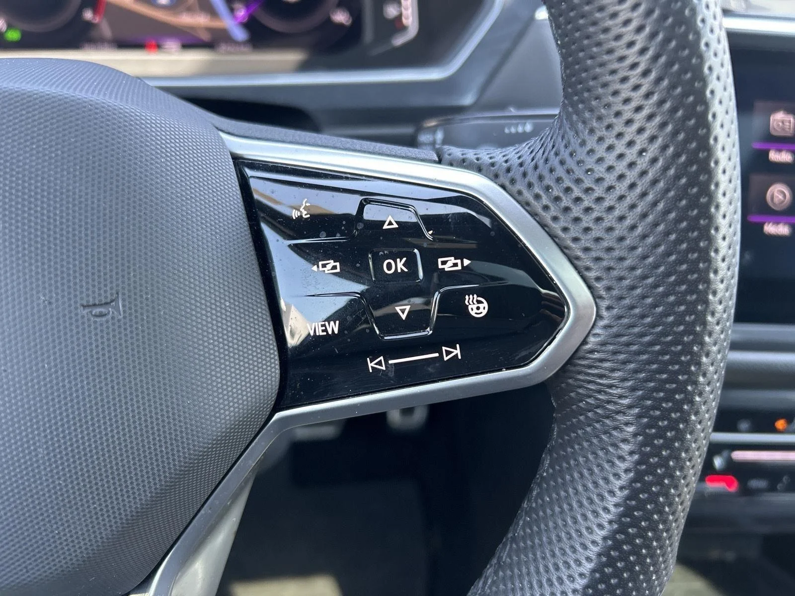Used 2022  Volkswagen SEL R-Line image 12