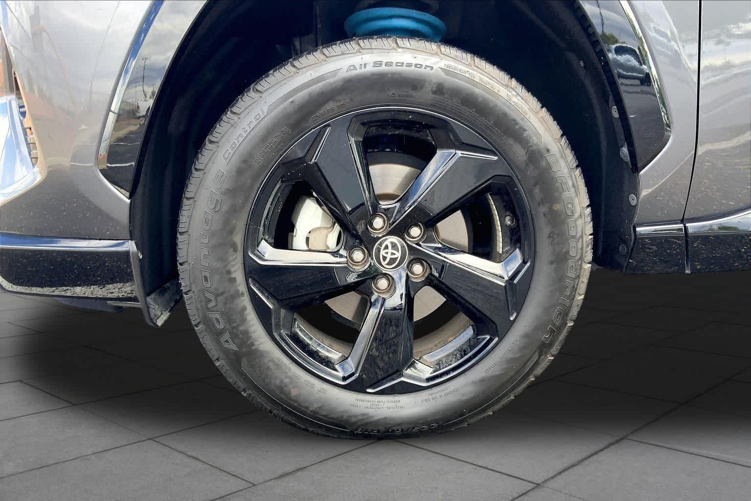 Used 2021 Magnetic Gray Metallic/Midnight Black Metallic Toyota Hybrid XSE image 11
