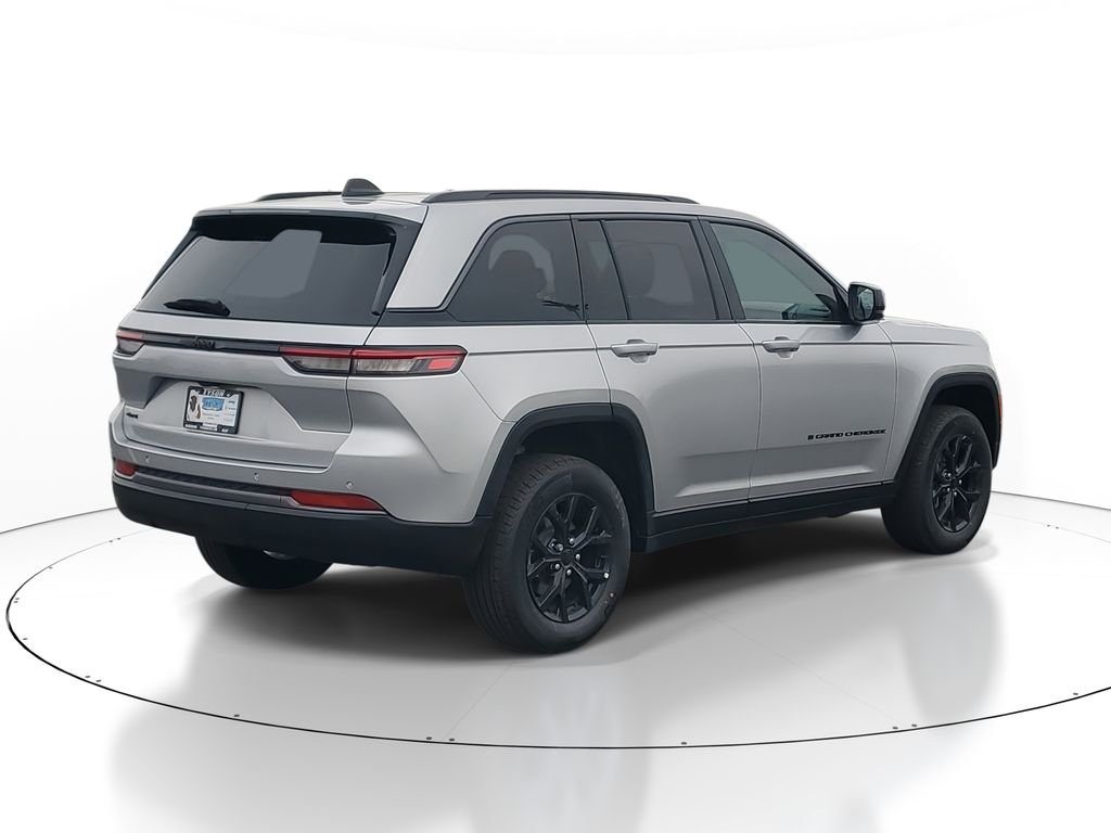 New 2026 Silver Zynith Exterior Paint Jeep Altitude image 4
