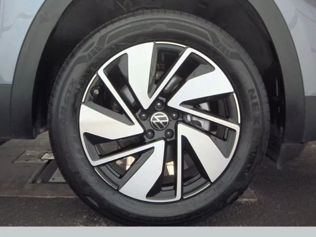 Used 2025  Volkswagen 2.0T SE w/Technology image 40