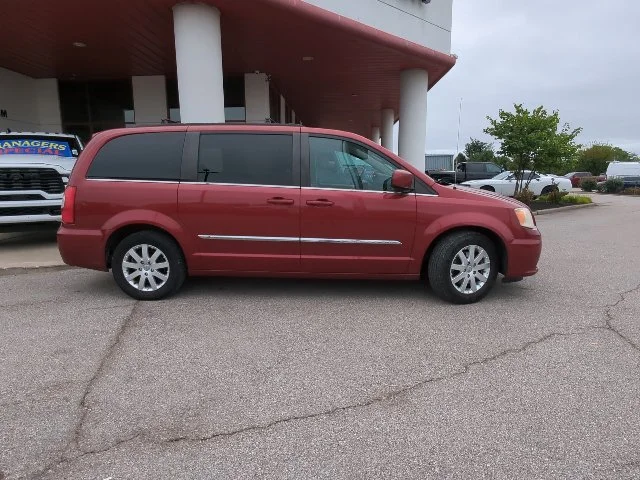 Used 2013 Red Chrysler Touring image 31