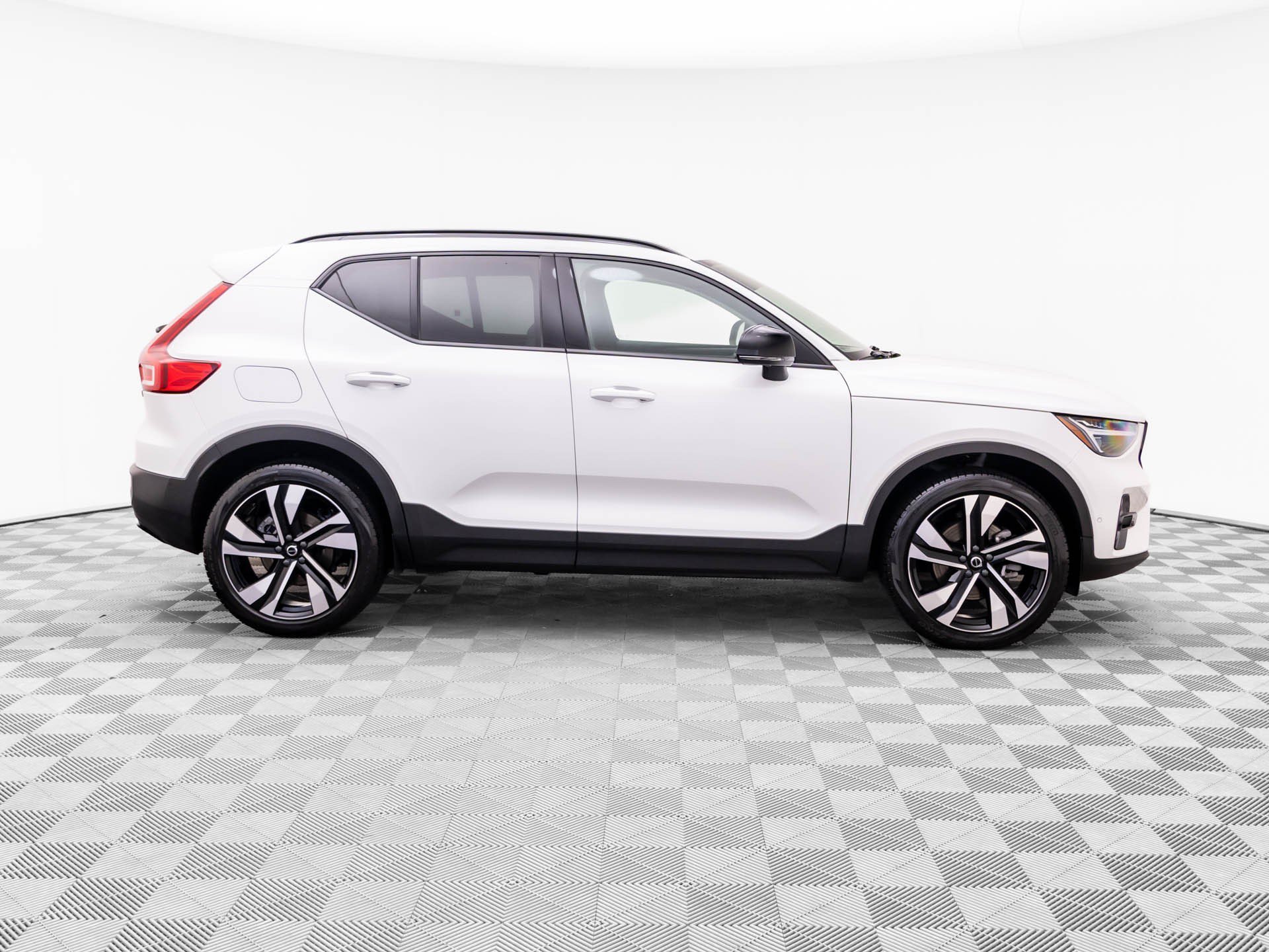 Used 2023 White Volvo Ultimate image 8