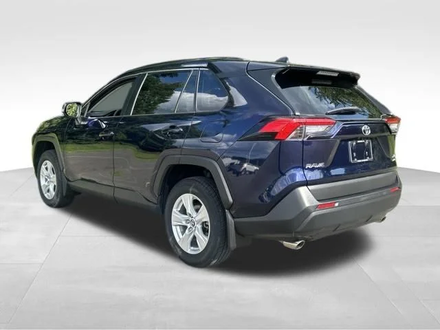 Used 2020  Toyota XLE image 3
