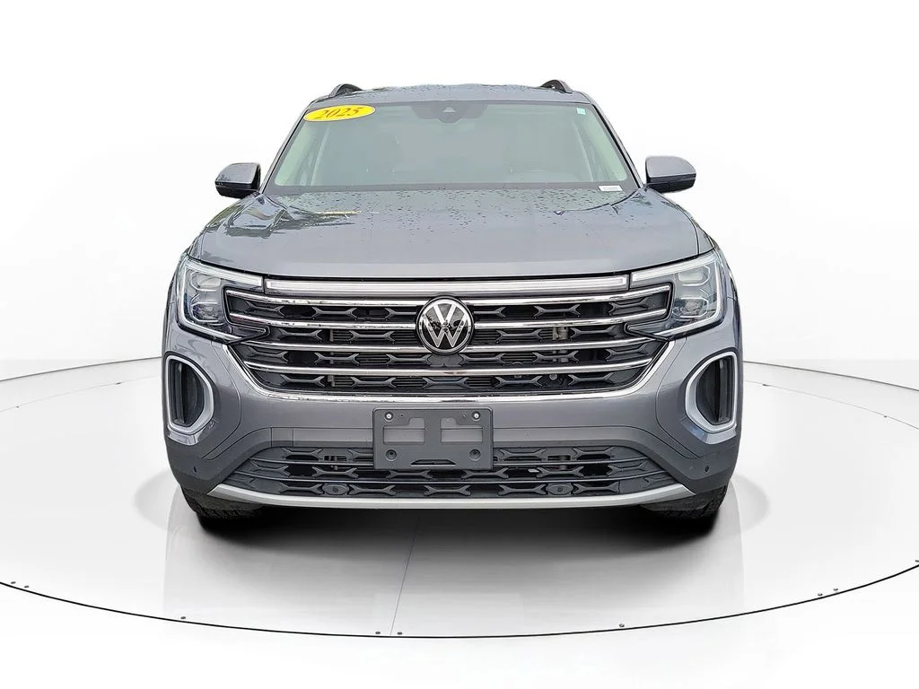 Used 2025 Gray Volkswagen 2.0T SE w/Technology image 3