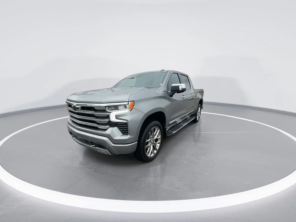 Used 2025 Gray Chevrolet High Country image 4