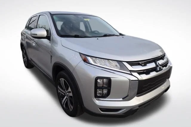 Used 2025 Silver Mitsubishi 2.0 SE image 3