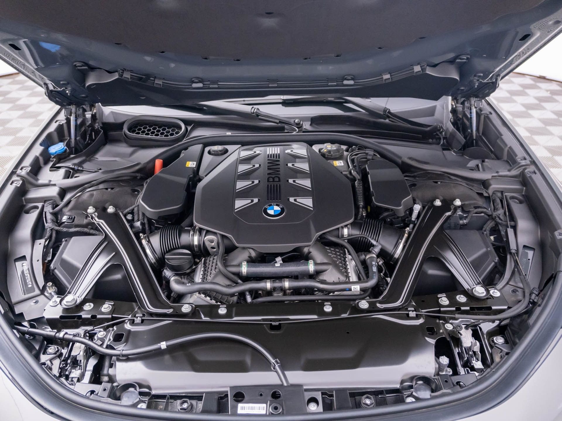 New 2026 Dravit Grey Metallic BMW 760i xDrive image 37