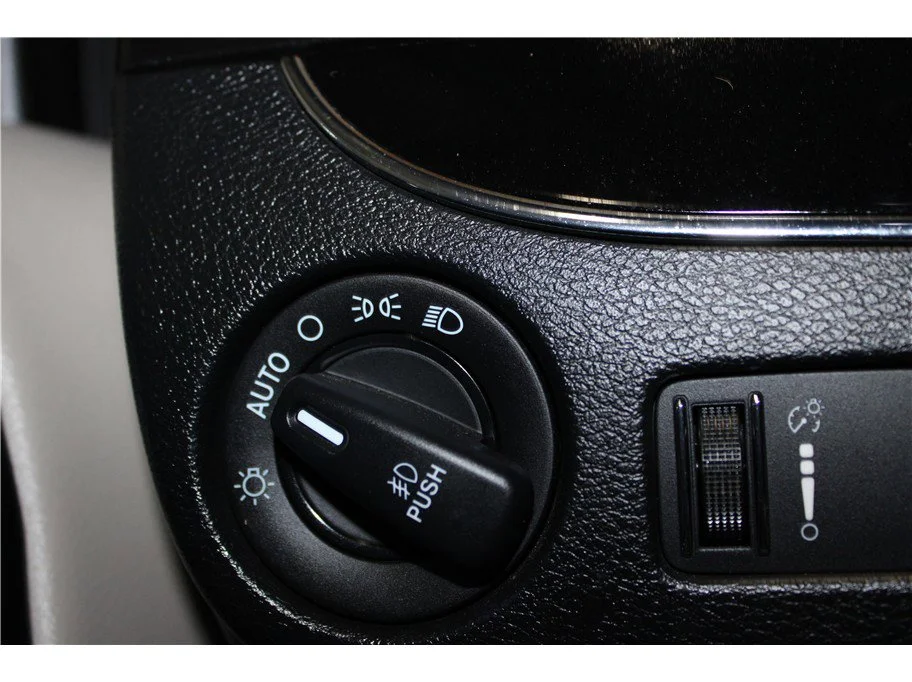 Used 2019 White Knuckle Clearcoat Dodge SXT image 29