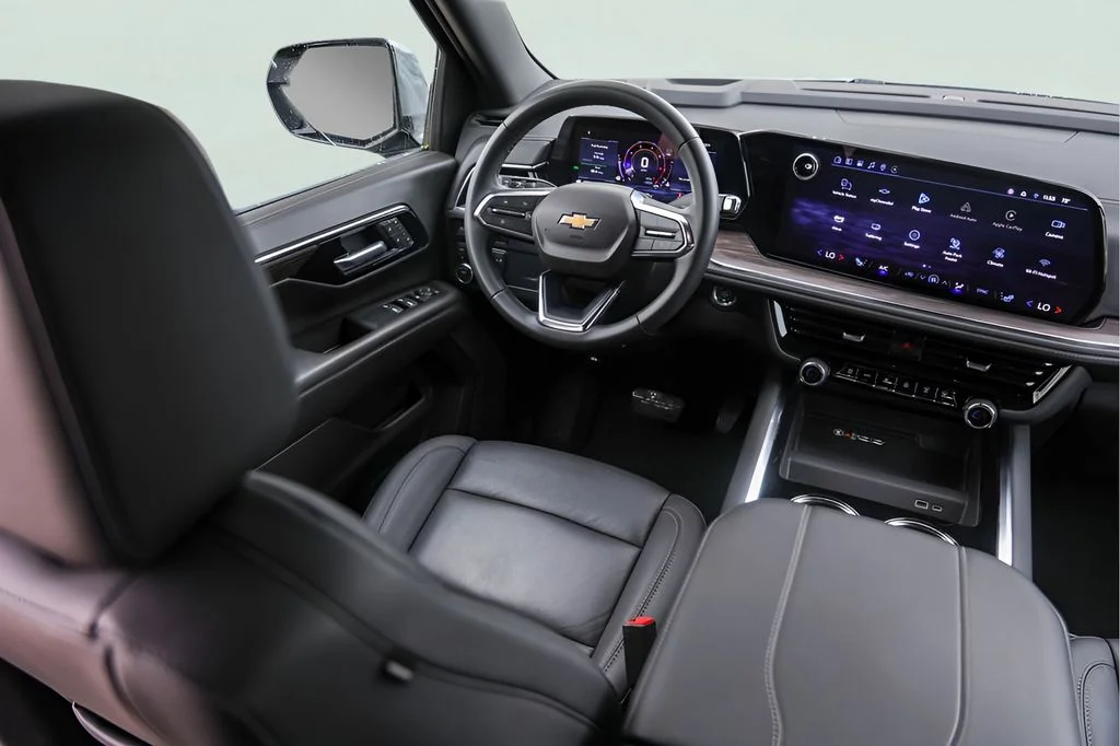Used 2025 Gray Chevrolet LT image 28