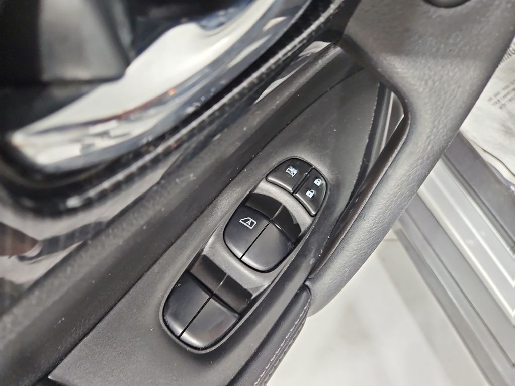 Used 2018 Silver Nissan SL image 12