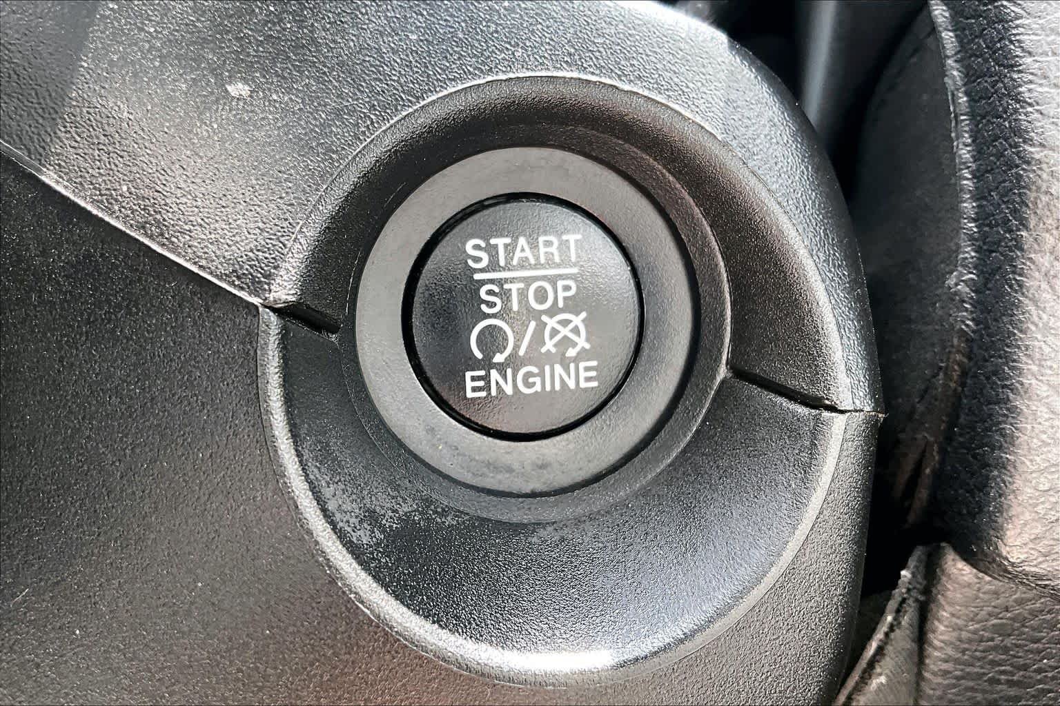 Used 2019 Laser Blue Pearlcoat Jeep Altitude image 30