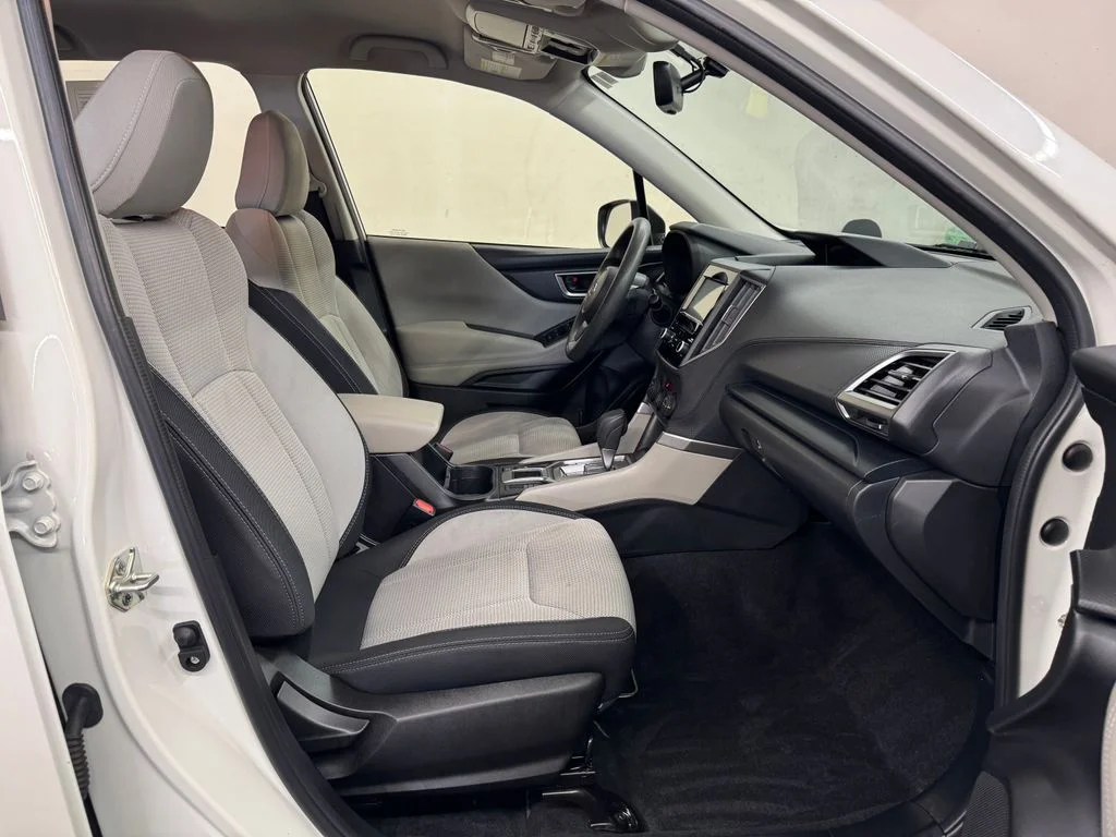 Used 2021 White Subaru Base image 29