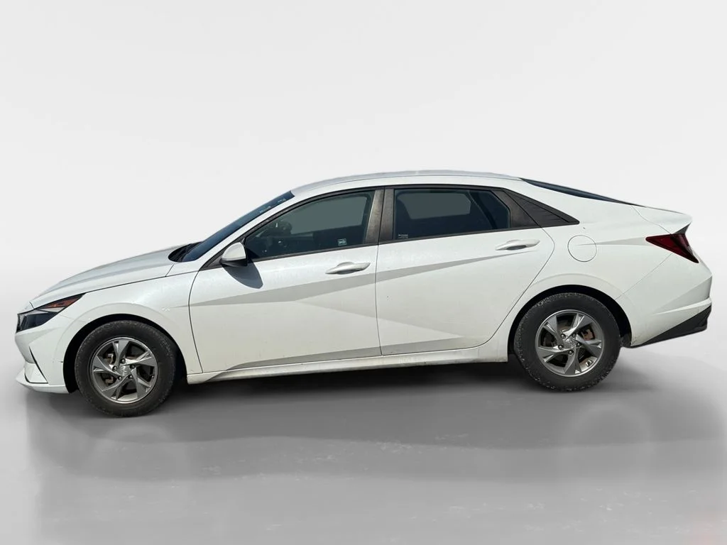 Used 2021 Quartz White Hyundai SE image 4
