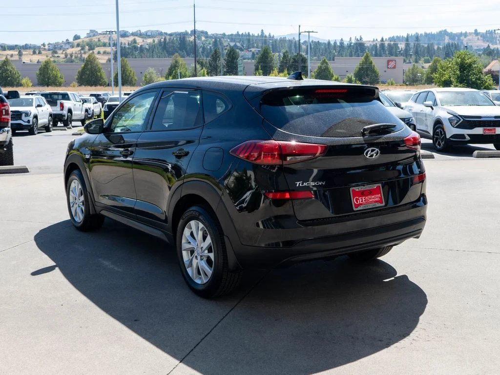 Used 2020 Black Hyundai SE image 5