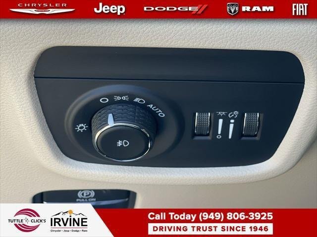New 2026 Diamond Black Crystal Pearl-Coat Exterior Paint Jeep Limited image 23