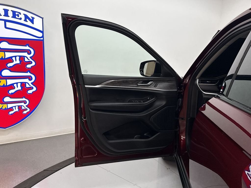 Used 2023 Velvet Jeep Limited image 12