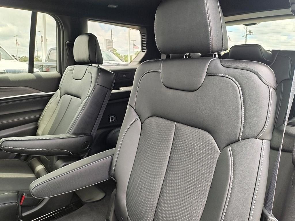 New 2026 Silver Zynith Exterior Paint Jeep Limited Reserve image 31