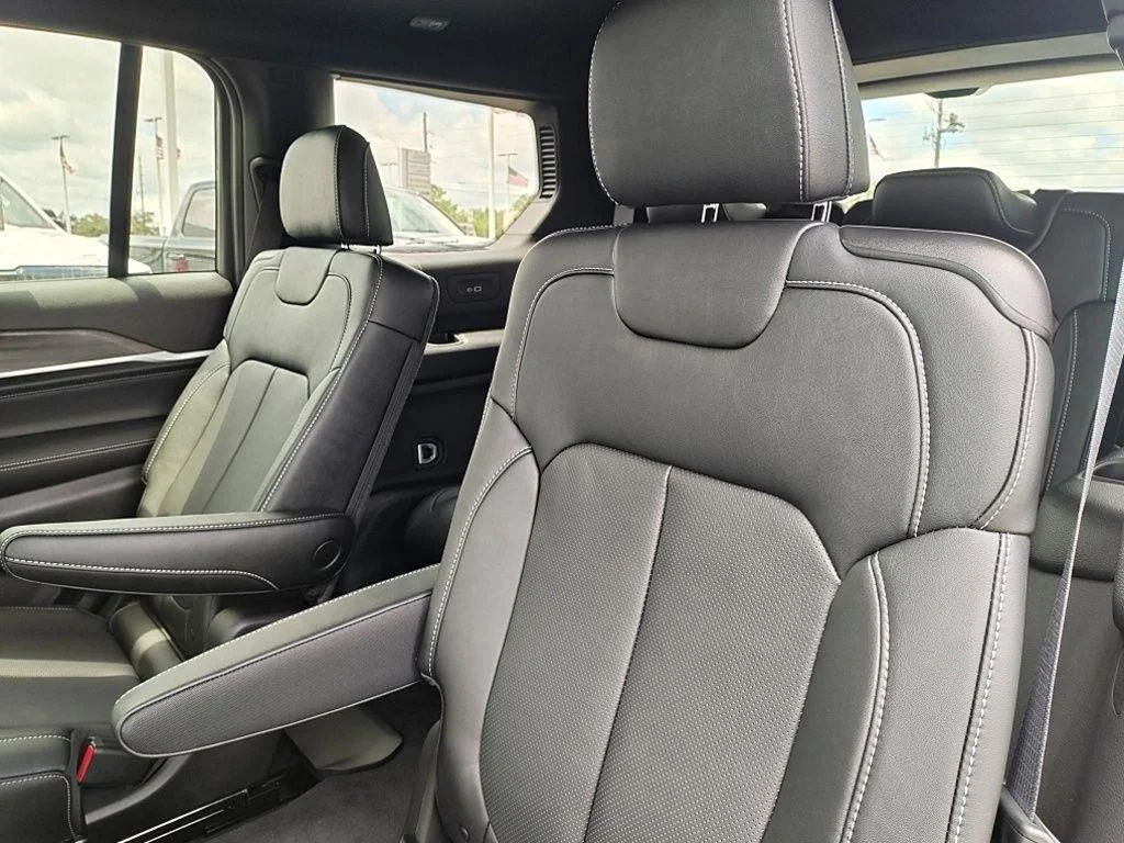 New 2026 Silver Zynith Exterior Paint Jeep Limited Reserve image 31