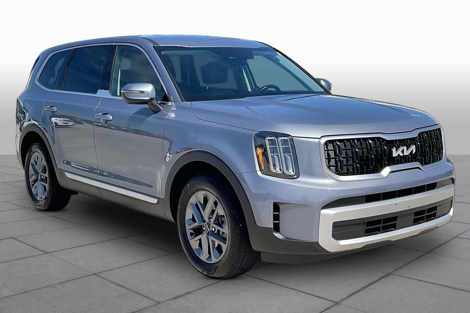 Used 2025 Everlasting Silver Kia LX image 3