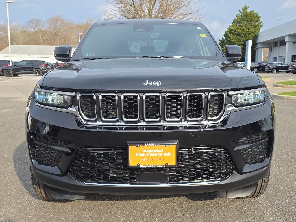 Used 2025 Diamond Black Crystal Pearl Coat Jeep Laredo X image 10