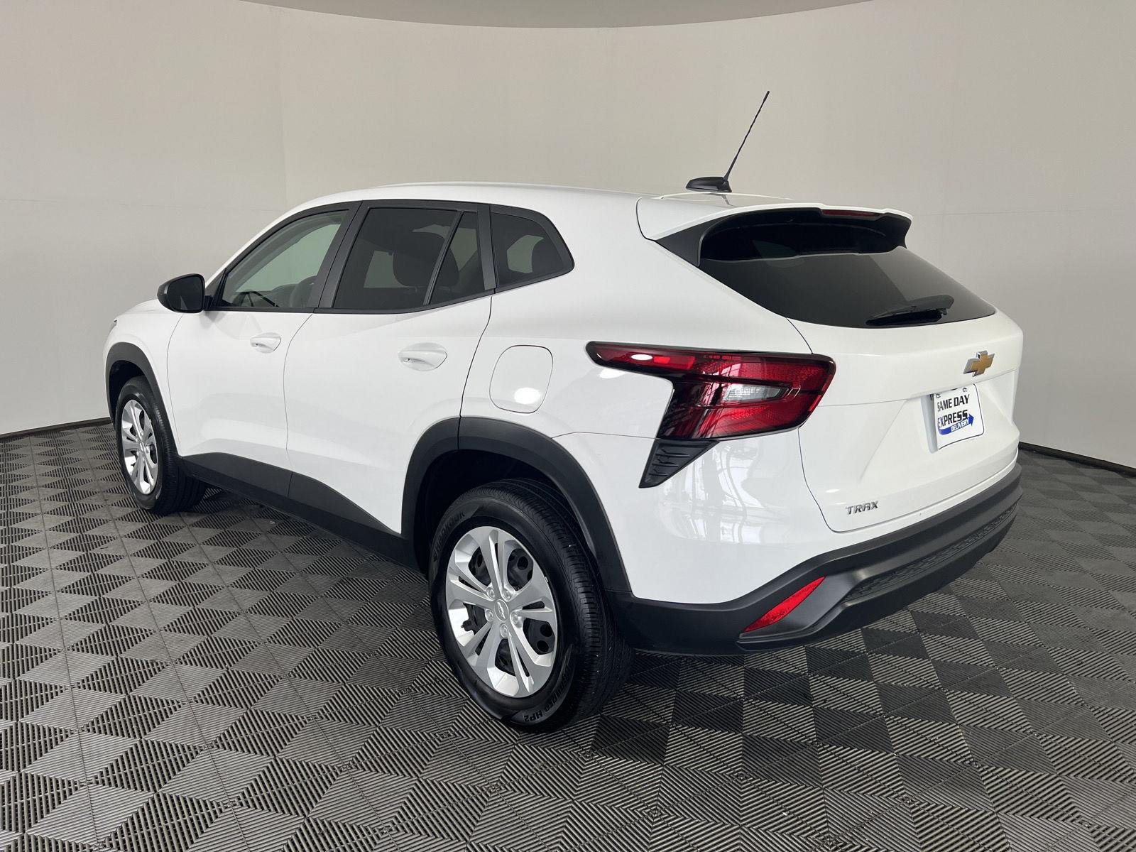 Used 2025 Summit White Chevrolet LS image 23