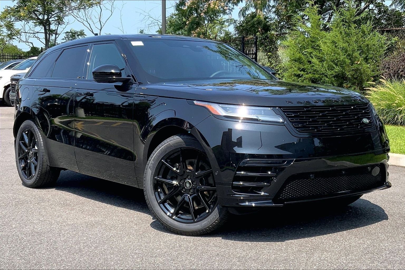 New 2026 Santorini Black Land Rover Dynamic SE image 2