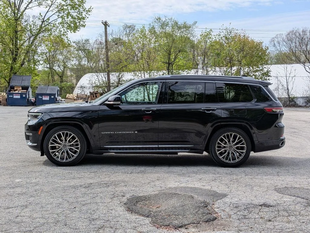 Used 2022 Black Jeep Summit image 11