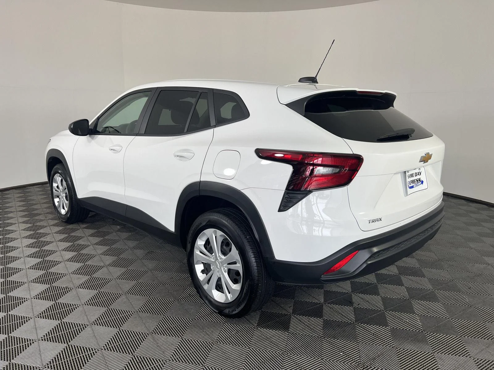 Used 2025 Summit White Chevrolet LS image 23