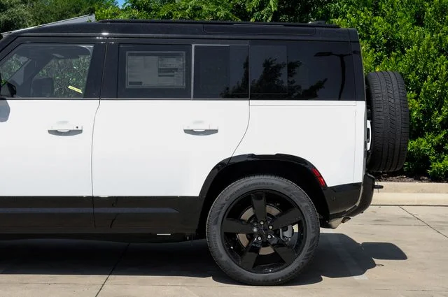 New 2026 White Land Rover X-Dynamic SE image 18