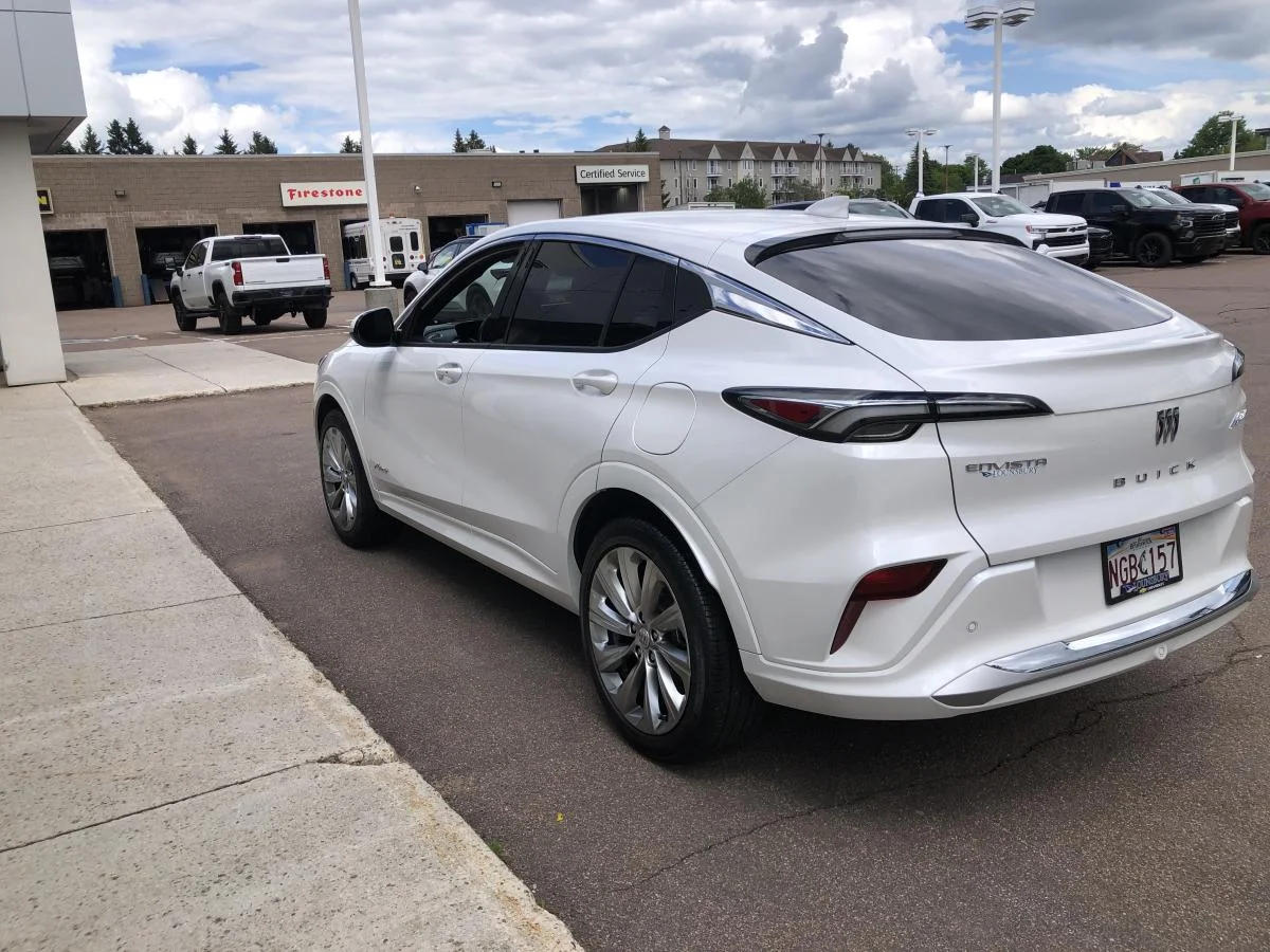 Used 2024 White Buick FWD 4dr Avenir image 5