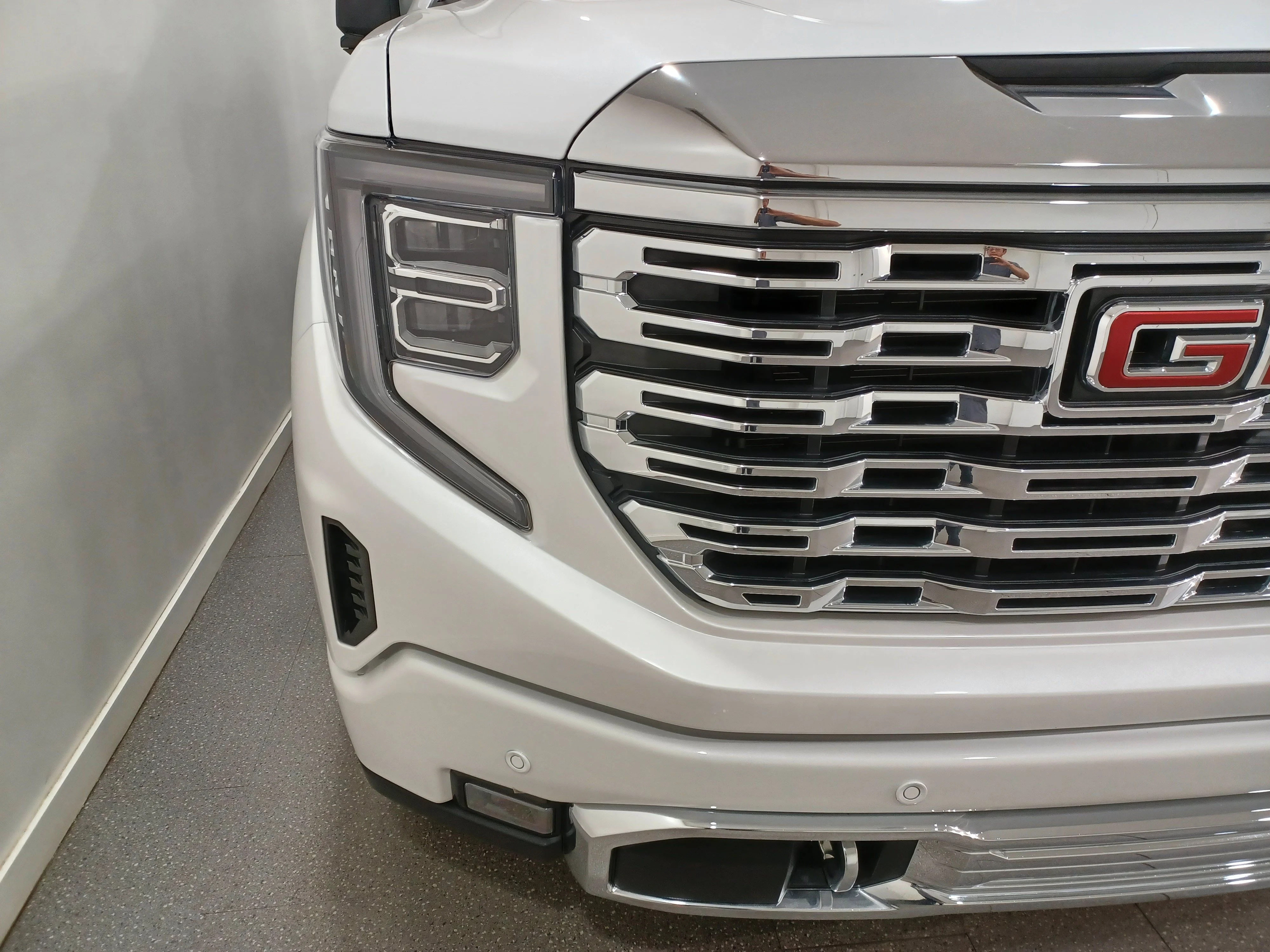 Used 2025 White Frost Tricoat GMC Denali 4WD*6.2L V8 | Adaptive Cruise | Remote Start | Nav | 360 Cam | Cooled Leather | Sunroof image 4