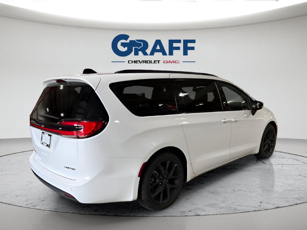Used 2025  Chrysler Limited image 5