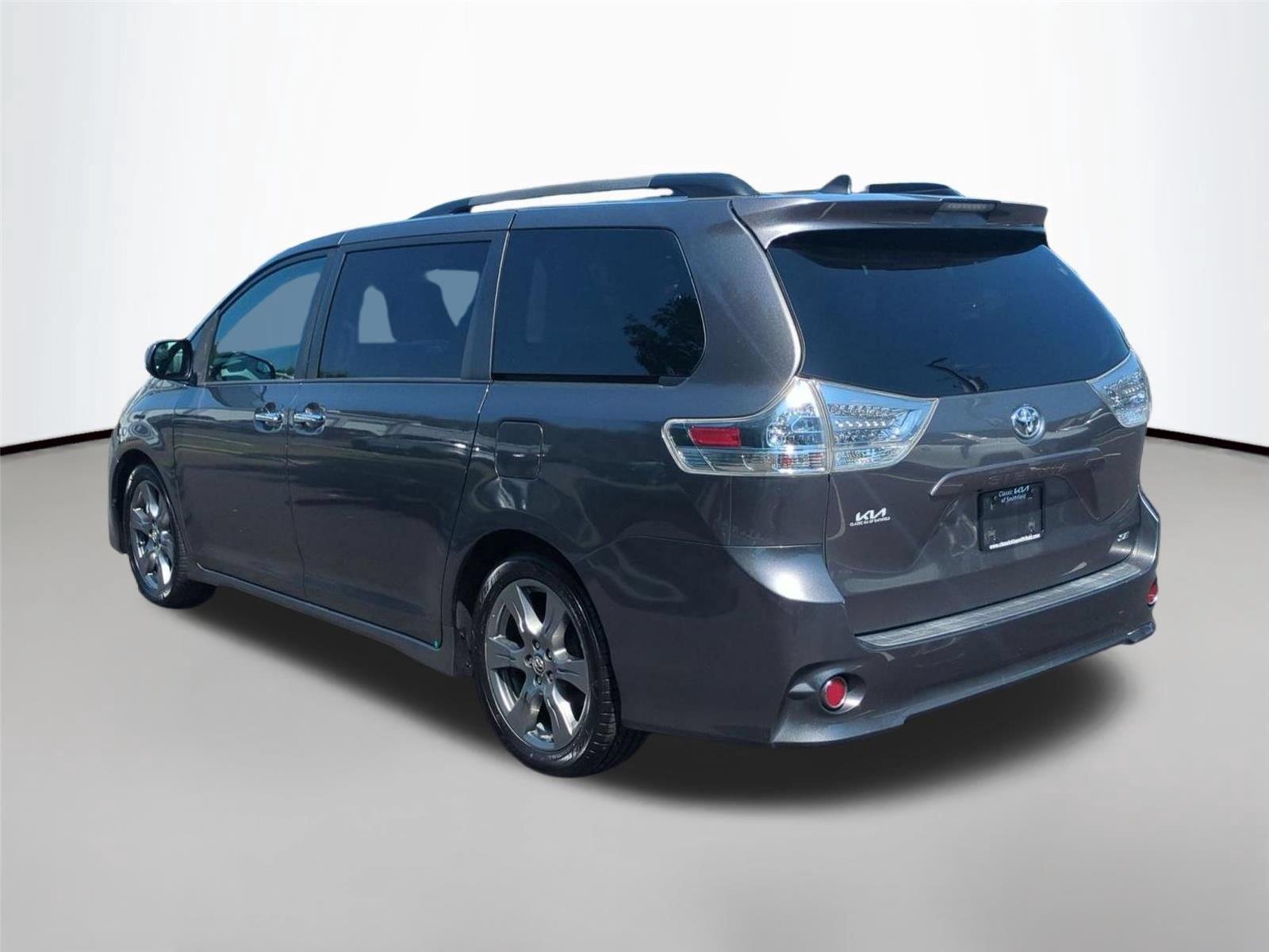 Used 2018  Toyota SE image 3