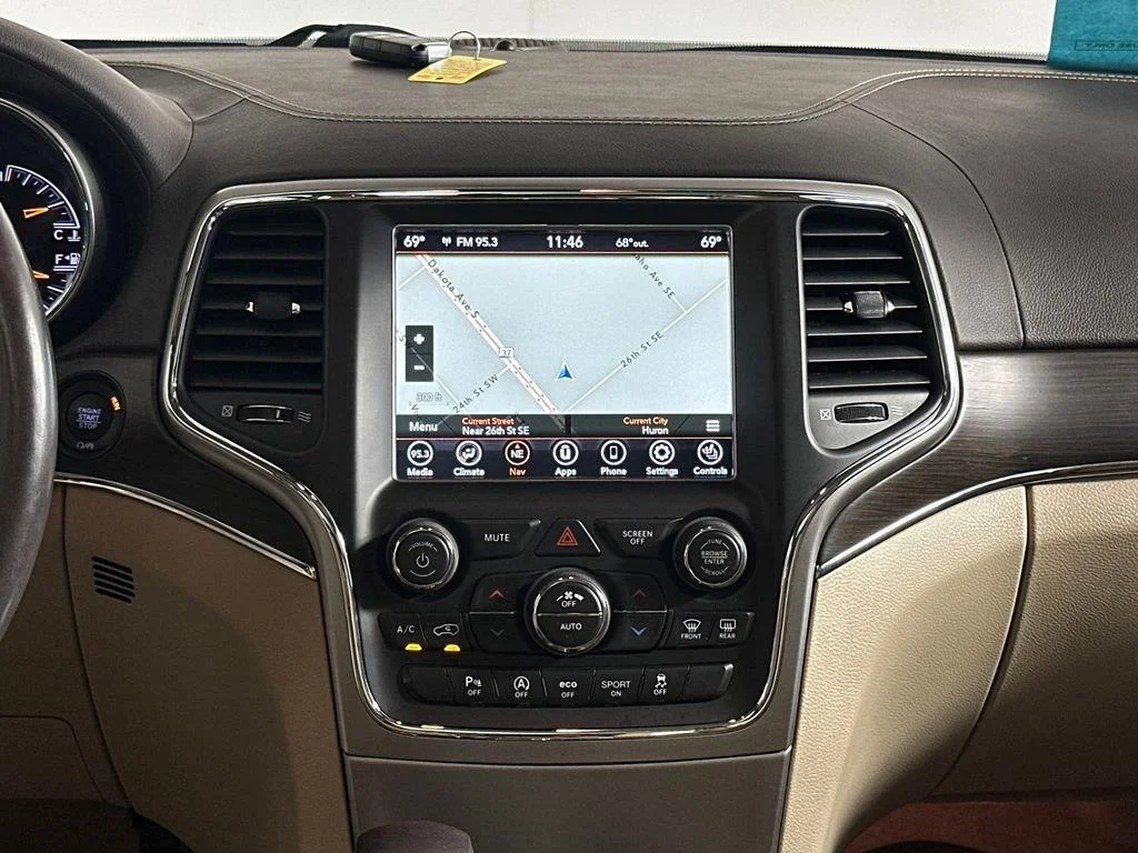 Used 2018 Diamond Black Crystal Pearlcoat Jeep Overland image 30