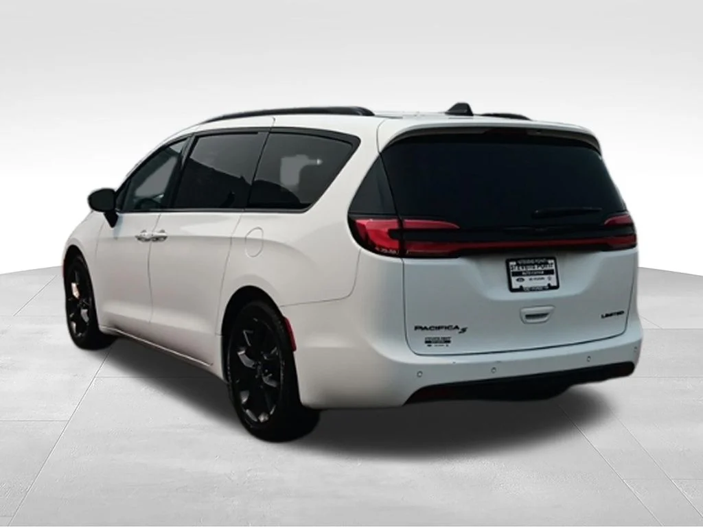 Used 2025 Bright White Clearcoat Chrysler Limited image 5
