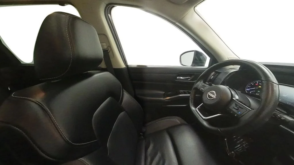 Used 2023 White Nissan SL image 32