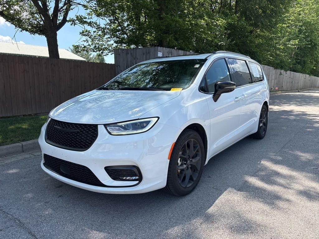 2025 Chrysler Pacifica Limited's photo