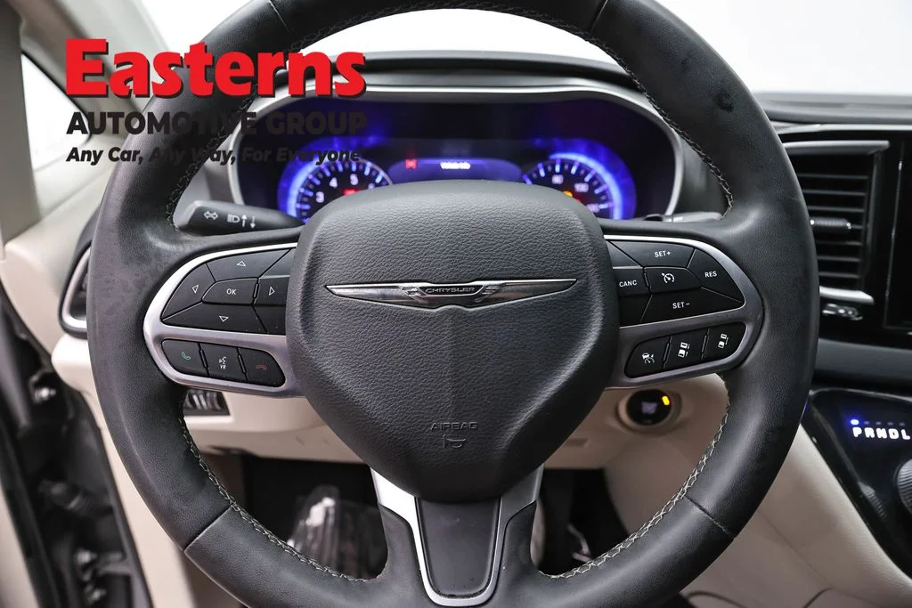 Used 2023 White Chrysler Touring L image 10
