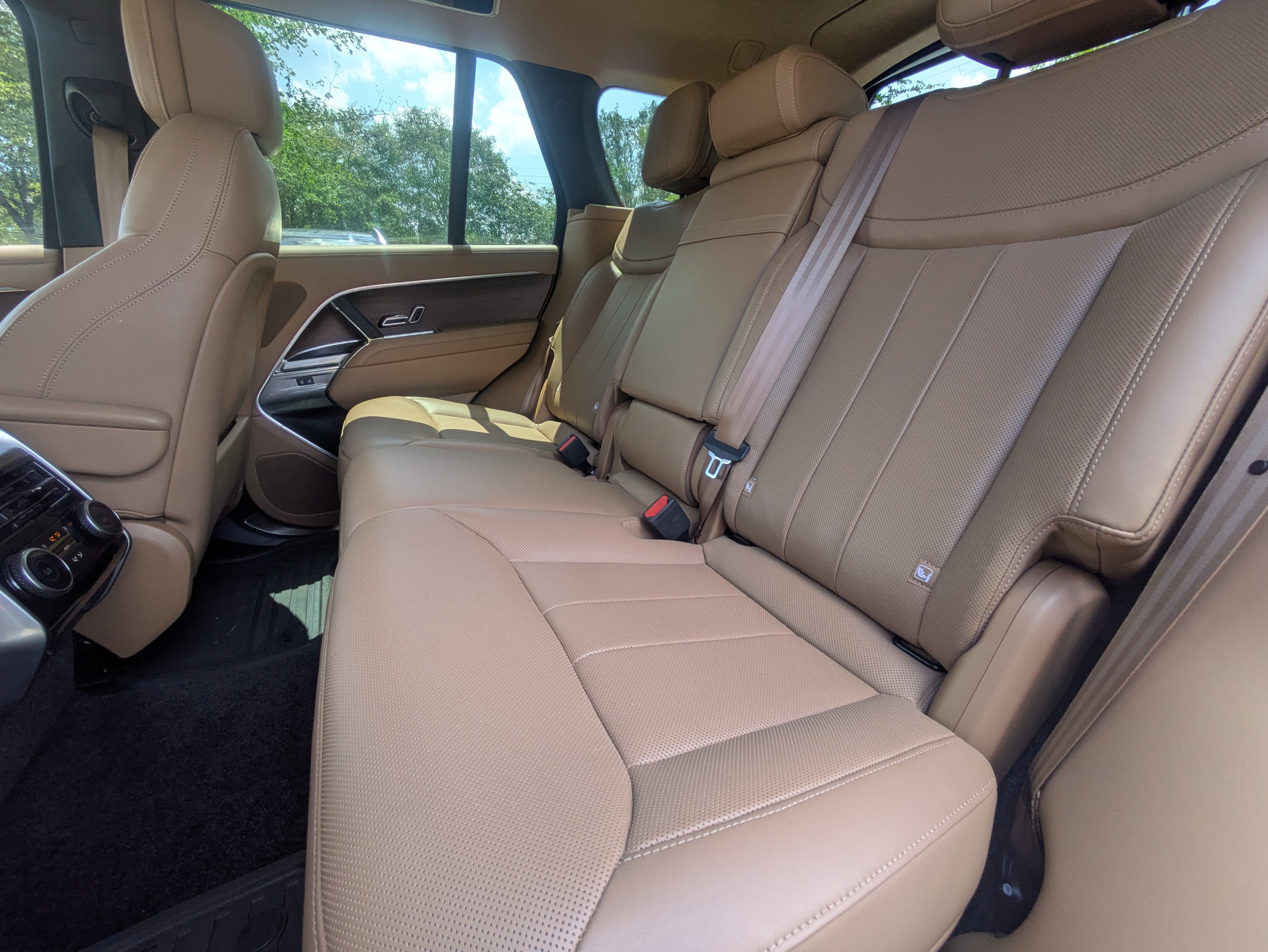 Used 2023 Fuji White Land Rover SE image 13