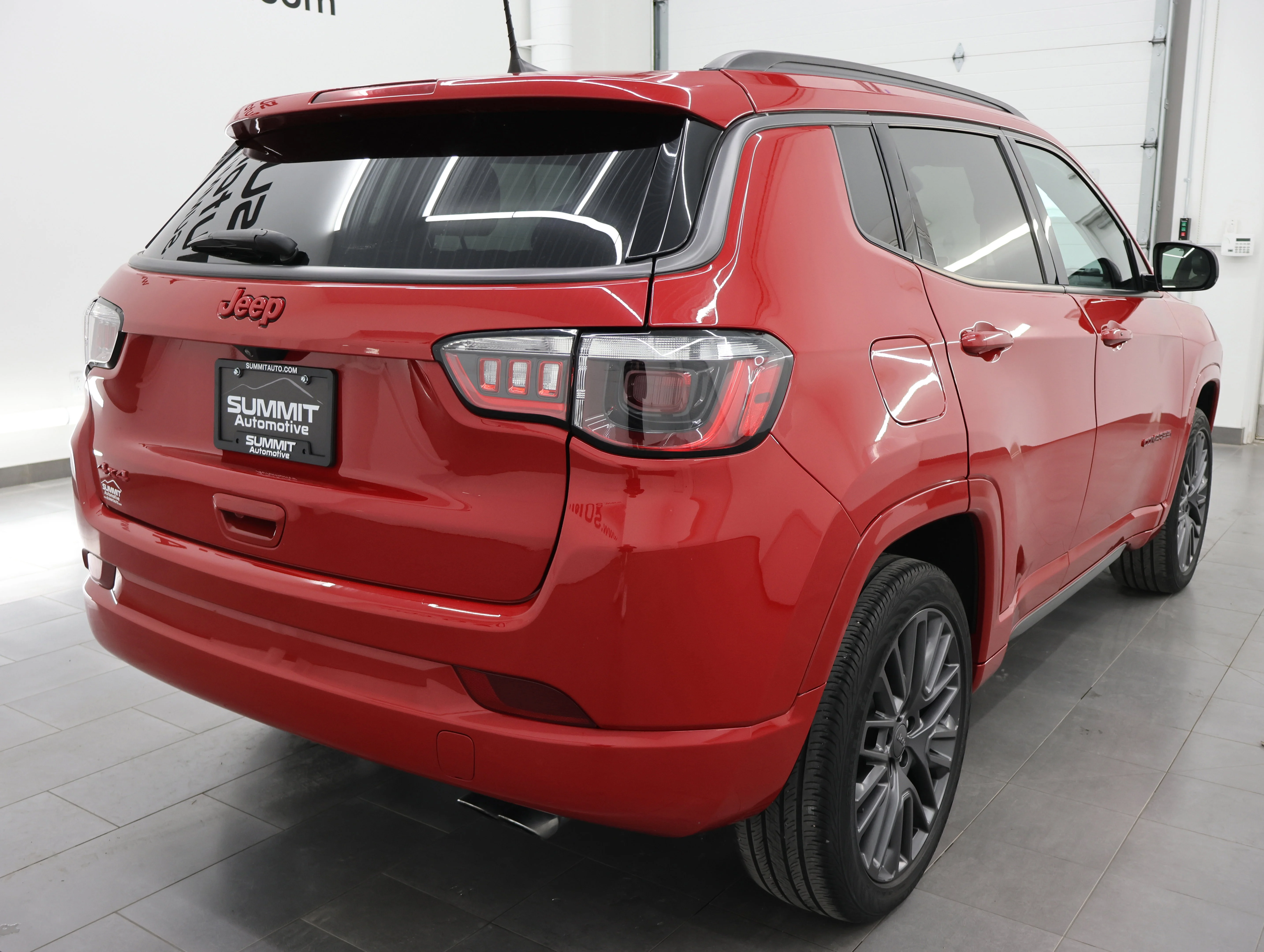 Used 2022 Redline Pearlcoat Jeep Limited image 5