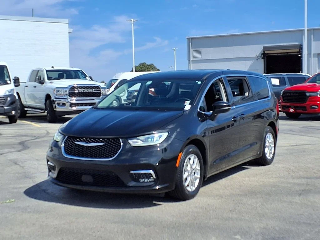 Used 2023 Chrysler Pacifica Touring L with VIN 2C4RC1BG5PR625184 for sale in Kansas City