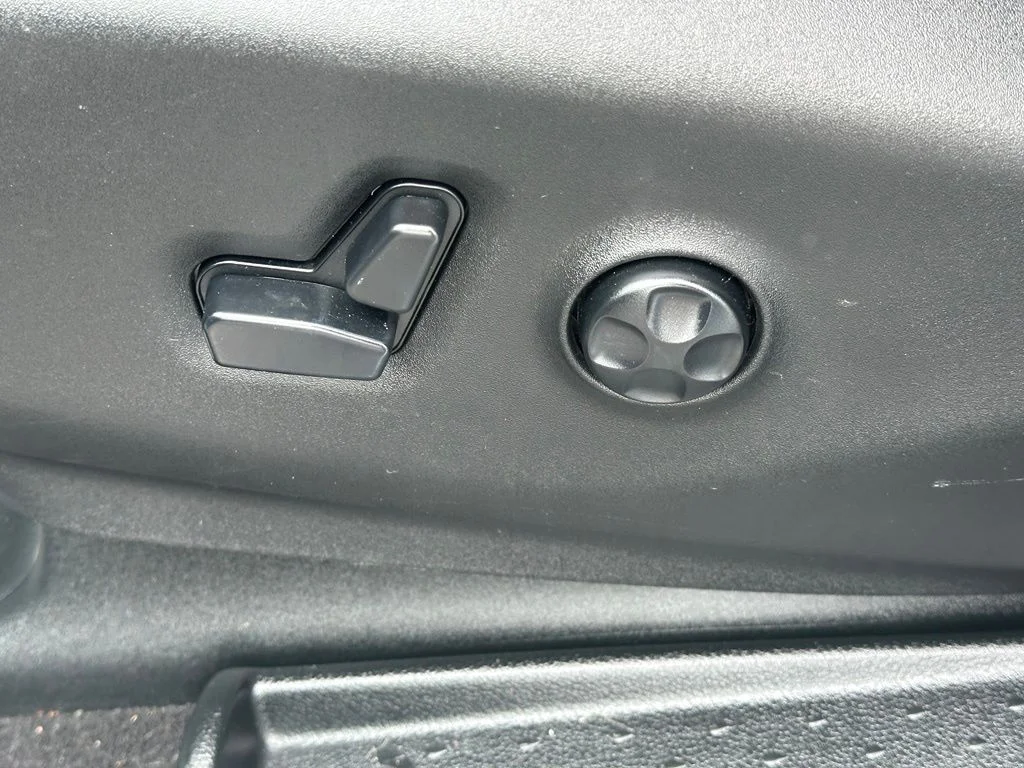 Used 2018 White Chrysler Touring L image 13