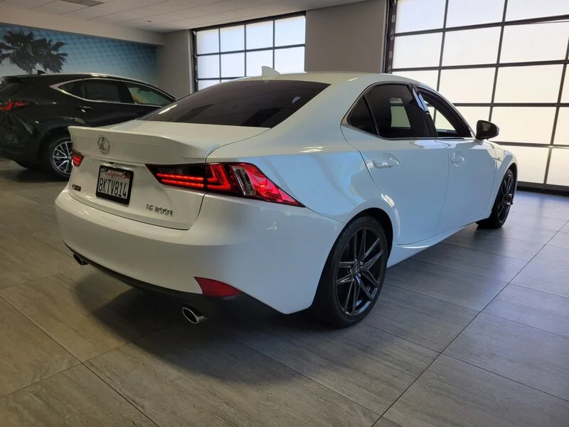 Used 2016 Ultra White LEXUS 4DR SDN image 5