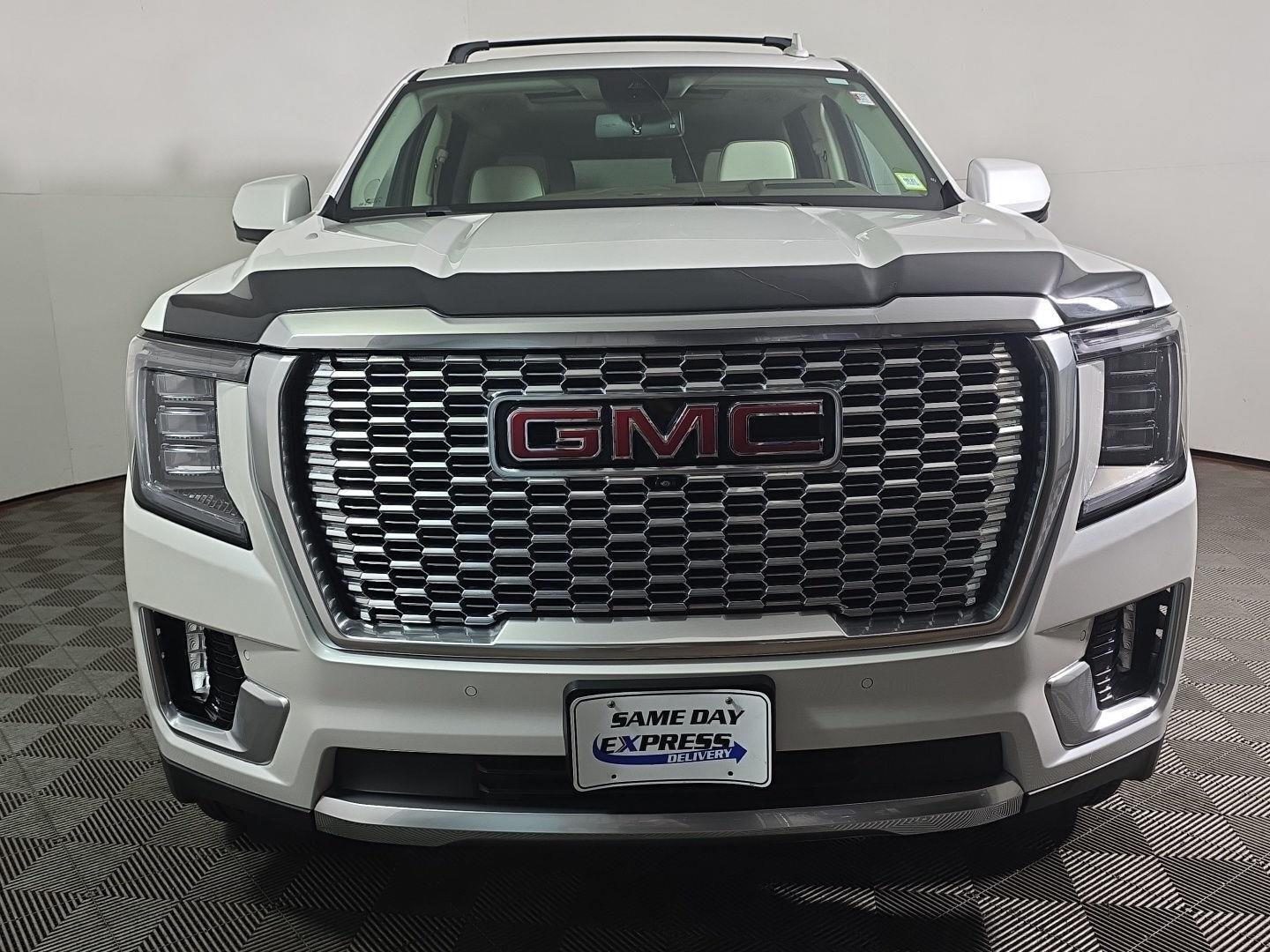 Used 2024 White Frost Tricoat GMC Denali image 8