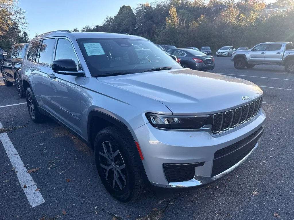 Used 2023 Silver Jeep Limited image 1