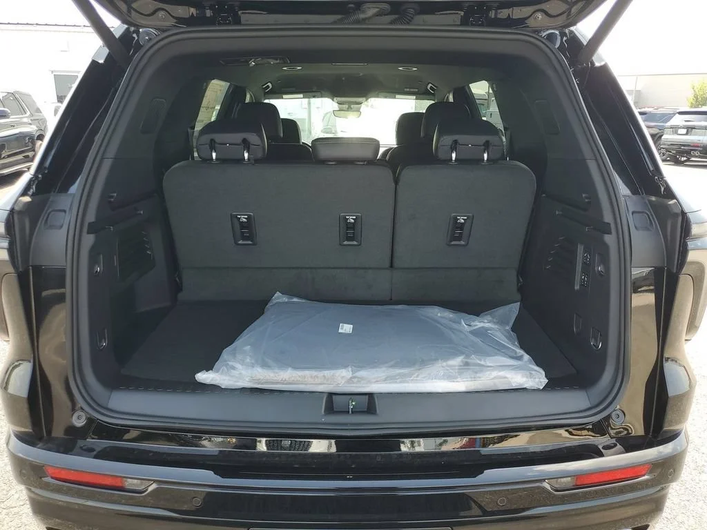 New 2026 Mosaic Black Metallic Chevrolet High Country image 32