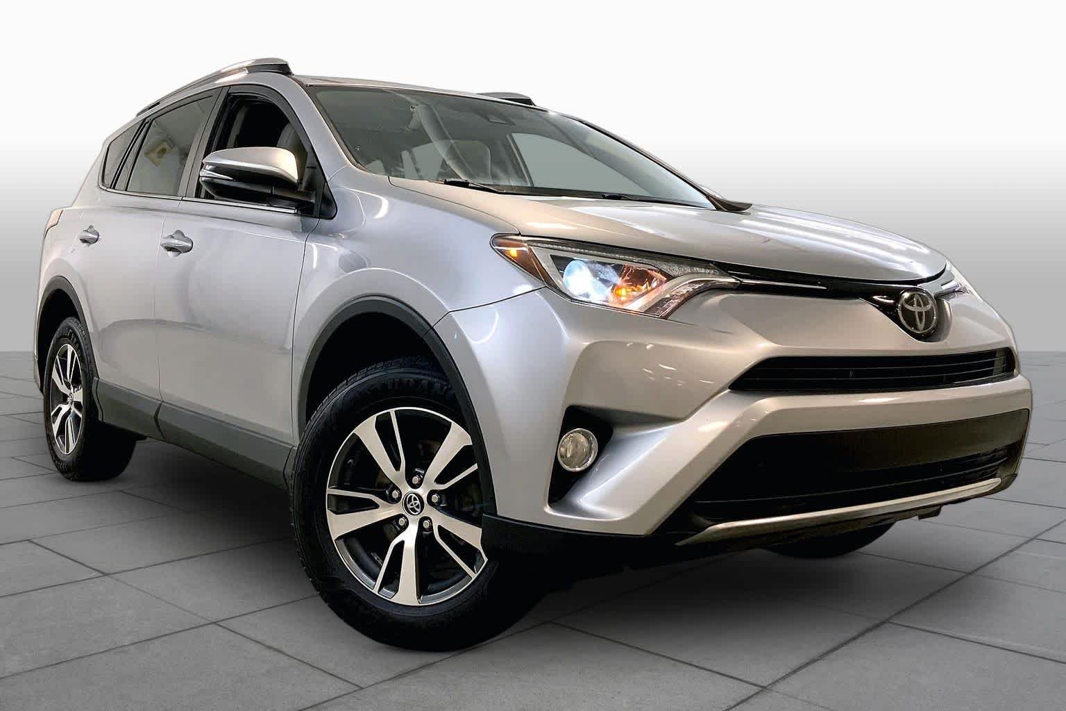 Used 2018 Toyota RAV4 XLE with VIN 2T3WFREV1JW415858 for sale in Kansas City