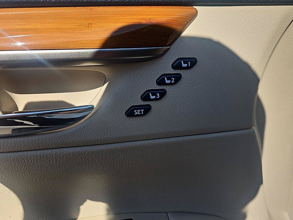 Used 2015 Starfire Pearl Lexus Hybrid image 11